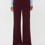 Modelfoto van het vooraanzicht van de solange pants van ydence in de kleur burgundy.
