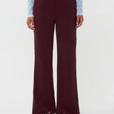 Modelfoto van het vooraanzicht van de solange pants van ydence in de kleur burgundy.