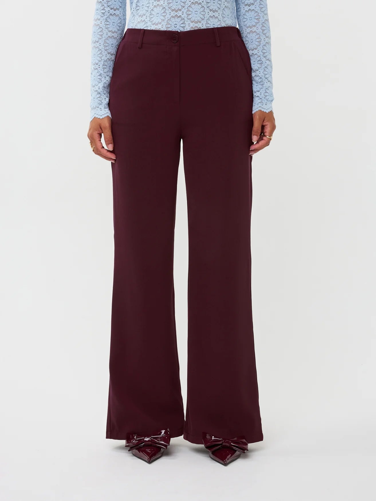 Modelfoto van het vooraanzicht van de solange pants van ydence in de kleur burgundy.
