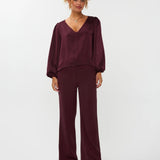 modelfoto van de solange pants van ydence in burgundy met een zelfde kleur blouse erop gecombineerd.
