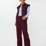 Modelfoto van de solange pants van ydence gecombineerd met het danielle gilet als co-ord set.