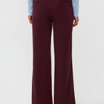 Modelfoto van het achteraanzicht van de solange pants van ydence in de kleur burgundy.