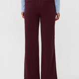 Modelfoto van het achteraanzicht van de solange pants van ydence in de kleur burgundy.