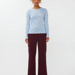 modelfoto van de solange pants van ydence in burgundy gecombineerd met een blauwe top.