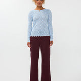 modelfoto van de solange pants van ydence in burgundy gecombineerd met een blauwe top.