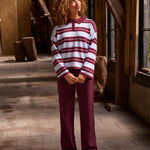 sfeervolle modelfoto van de solange pants van ydence in burgundy.