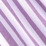 Close-up van de paars-wit gestreepte linnenmix stof van de Mima short van Ydence.