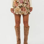 Model draagt de violette skort van ydencemet bloemenprint, voor zijde.