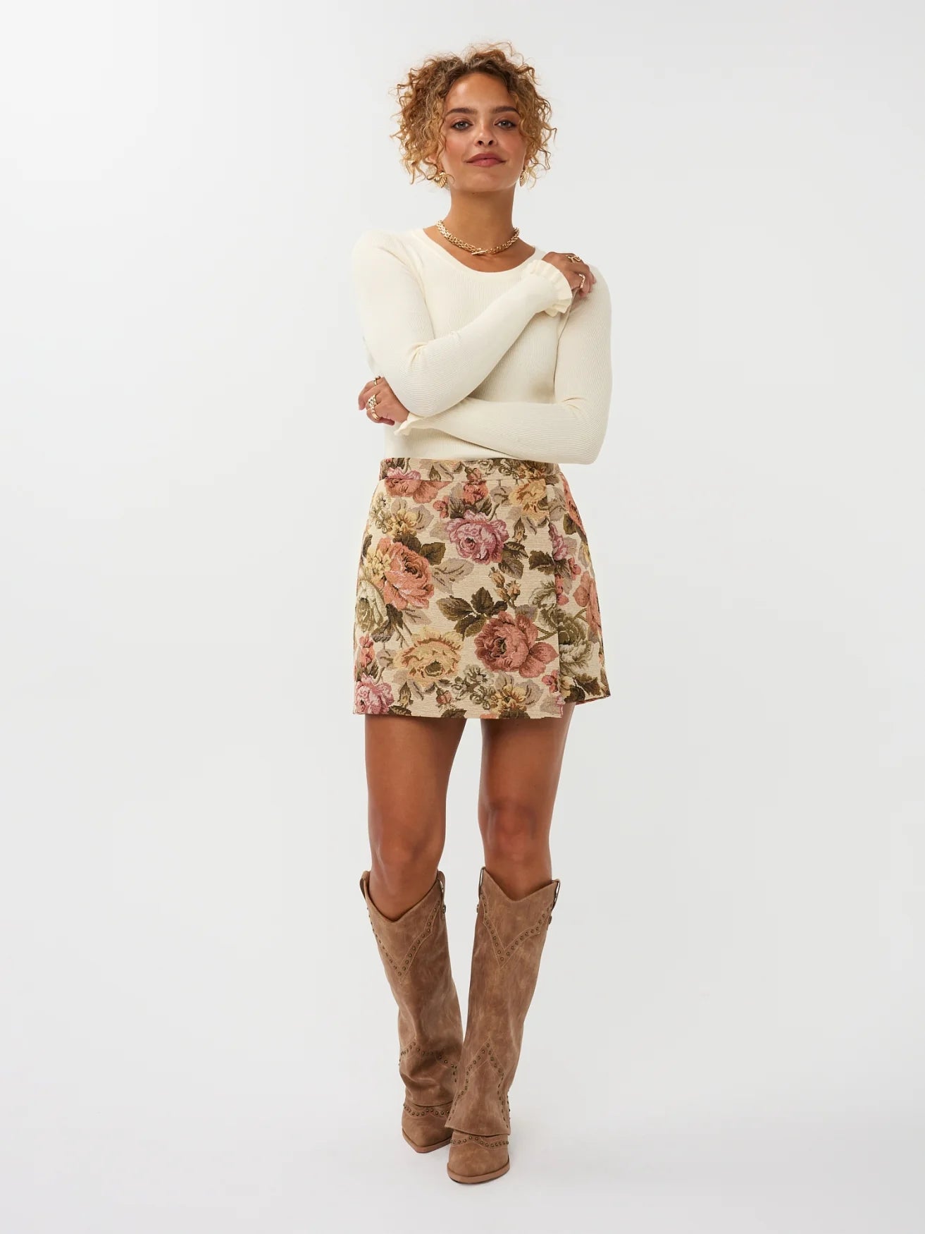 Model draagt de violette skort van ydencemet bloemenprint  onder een witte top.