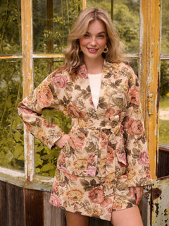 model draagt de ydence violette skirt samen met de penny kimono als co-ord set.