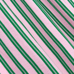 Close-up van de katoenen stof met roze en groene strepen van de Ydence Annie blouse – frisse en luchtige zomerstof.