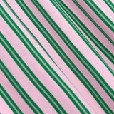 Close-up van de katoenen stof met roze en groene strepen van de Ydence Annie blouse – frisse en luchtige zomerstof.