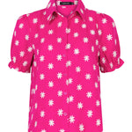 Felroze Vivienne blouse van Ydence met korte pofmouwen en witte bloemenborduursels – zomers en vrouwelijk.