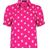 Felroze Vivienne blouse van Ydence met korte pofmouwen en witte bloemenborduursels – zomers en vrouwelijk.