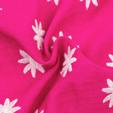 Close-up van de roze stof met witte geborduurde bloemen van de Ydence Vivienne blouse – speelse en luchtige textuur.
