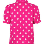 Achteraanzicht van de fuchsia Vivienne blouse van Ydence – all-over bloemenborduursel en korte mouwen.