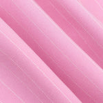 Close-up van roze gestreepte stof van de Ydence blazerdress – fijne verticale streepstructuur in pastelroze tint.