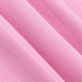 Close-up van roze gestreepte stof van de Ydence blazerdress – fijne verticale streepstructuur in pastelroze tint.