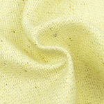Close-up van de botergele boucléstof van het Amanda gilet van Ydence, zachte textuur en fijne structuur.