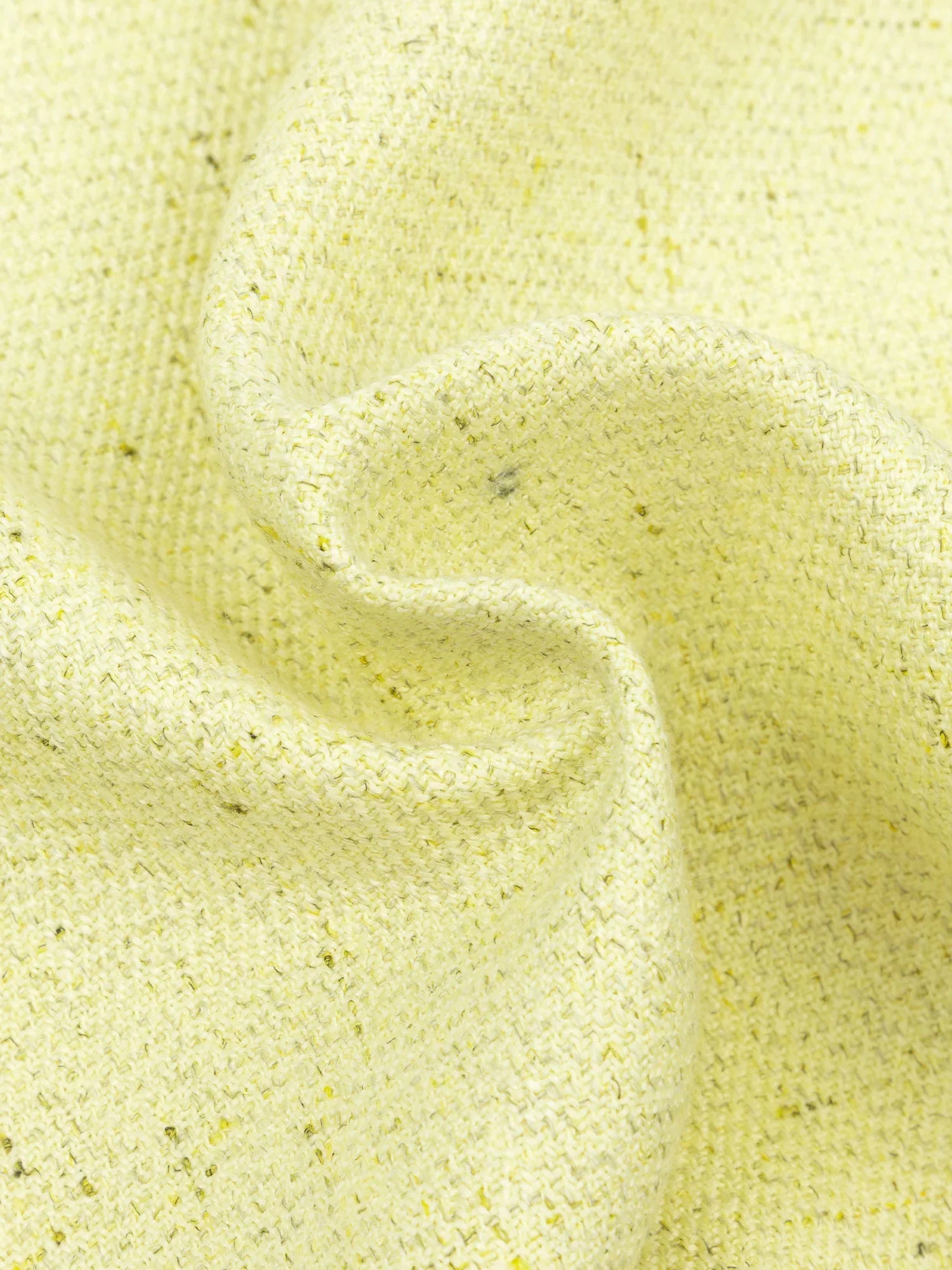 Close-up van de botergele boucléstof van het Amanda gilet van Ydence, zachte textuur en fijne structuur.