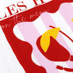 Close-up van de rode kreeftprint met gele citroenaccenten en roze-witte strepen op het Ydence Lobster T-shirt.