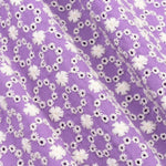 Detail van het lila katoen met wit broderie bloemenpatroon van de Mila top.