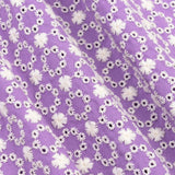 Detail van het lila katoen met wit broderie bloemenpatroon van de Mila top.