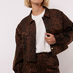 model draag het Yrissa jacket van fluresk in panterprint met gouden details.