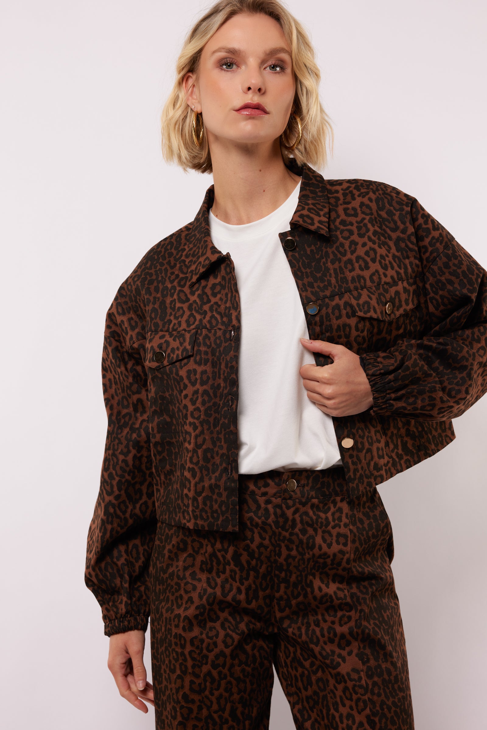 model draag het Yrissa jacket van fluresk in panterprint met gouden details.