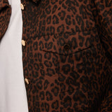 model draag het Yrissa jacket van fluresk in panterprint met gouden details.