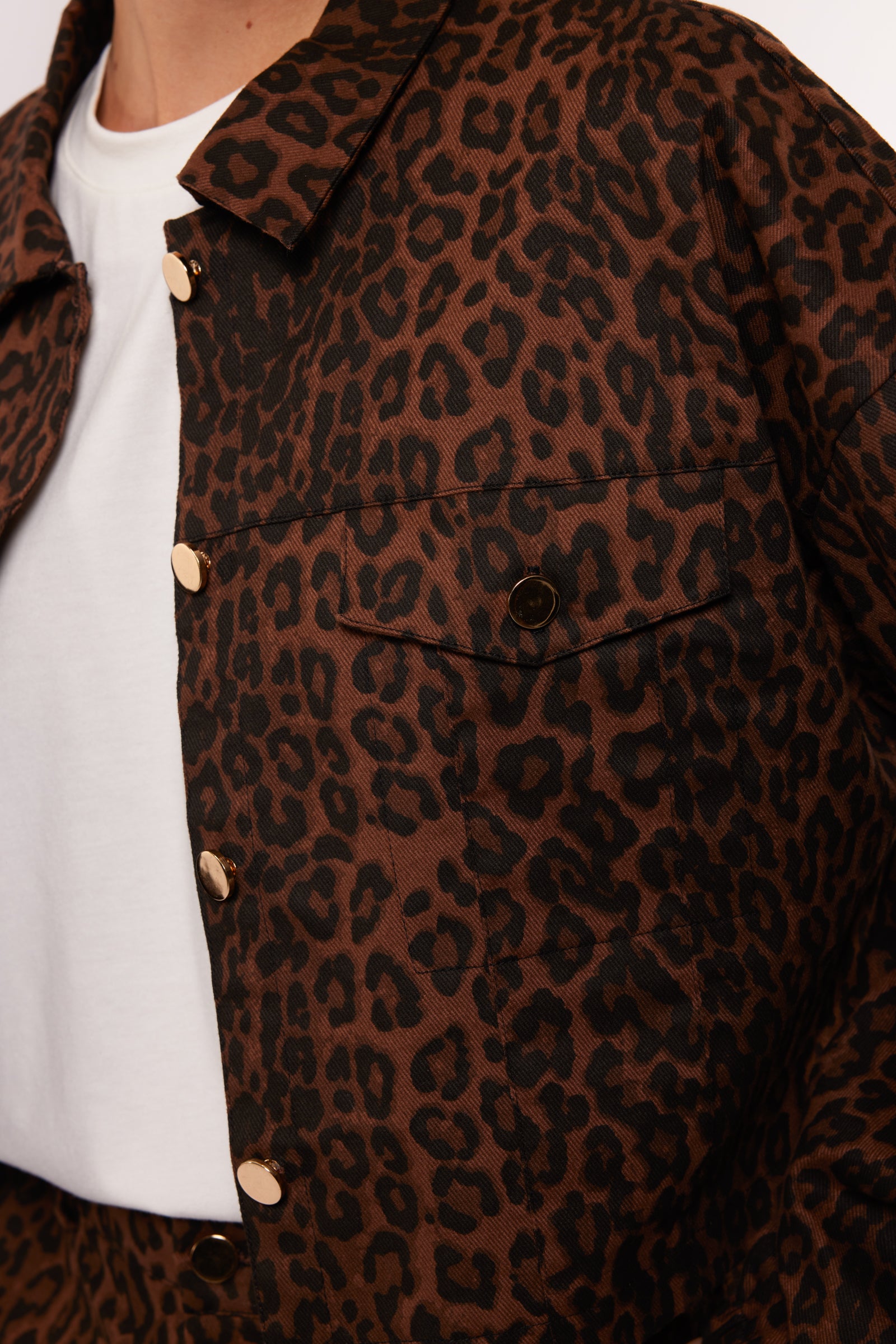 model draag het Yrissa jacket van fluresk in panterprint met gouden details.