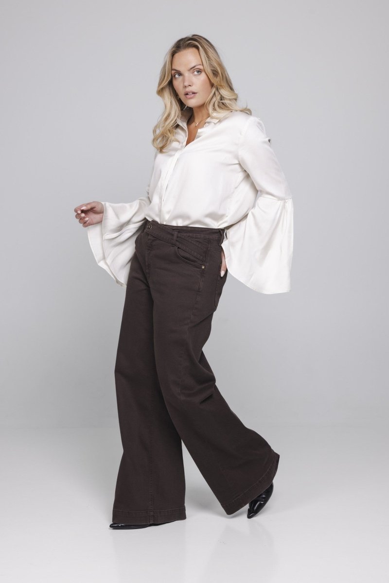 Model in satijnen blouse Accentil Aylae met wijde jeans Minae | Jo&Co Club