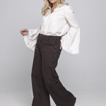 Model in satijnen blouse Accentil Aylae met wijde jeans Minae | Jo&Co Club