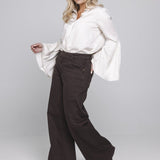 Model in satijnen blouse Accentil Aylae met wijde jeans Minae | Jo&Co Club