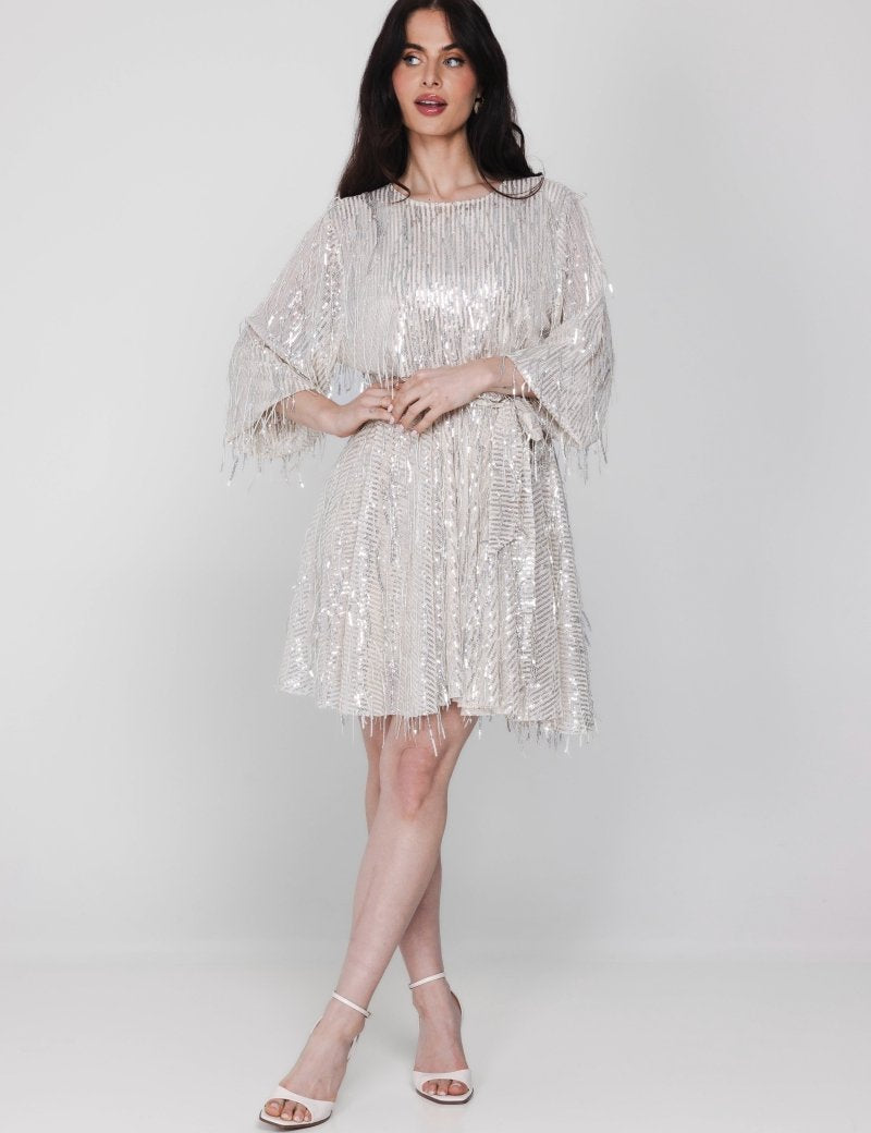 model draagt de carmen dress van accentil voor een feestje met veel glitters.