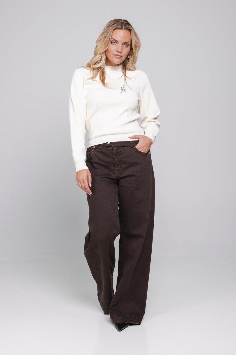 Model in fijngebreide trui Accentil Rinae met bruine wijde jeans Minae | Jo&Co Club