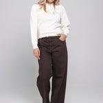 Model in fijngebreide trui Accentil Rinae met bruine wijde jeans Minae | Jo&Co Club
