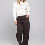 Model in fijngebreide trui Accentil Rinae met bruine wijde jeans Minae | Jo&Co Club
