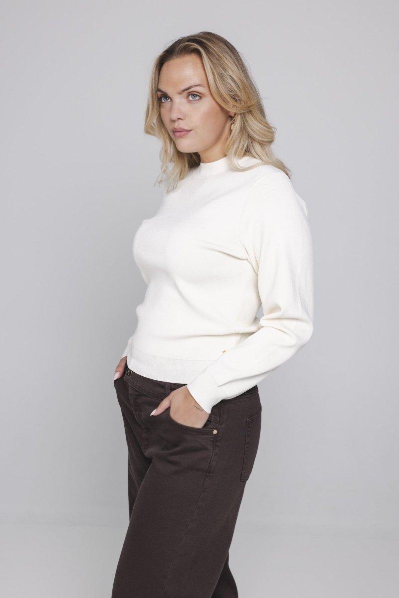 Model in trui Accentil Rinae van opzij – aansluitend model tot op de heup | Jo&Co Club