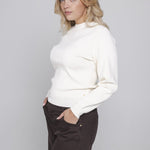 Model in trui Accentil Rinae van opzij – aansluitend model tot op de heup | Jo&Co Club