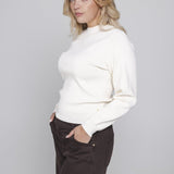 Model in trui Accentil Rinae van opzij – aansluitend model tot op de heup | Jo&Co Club