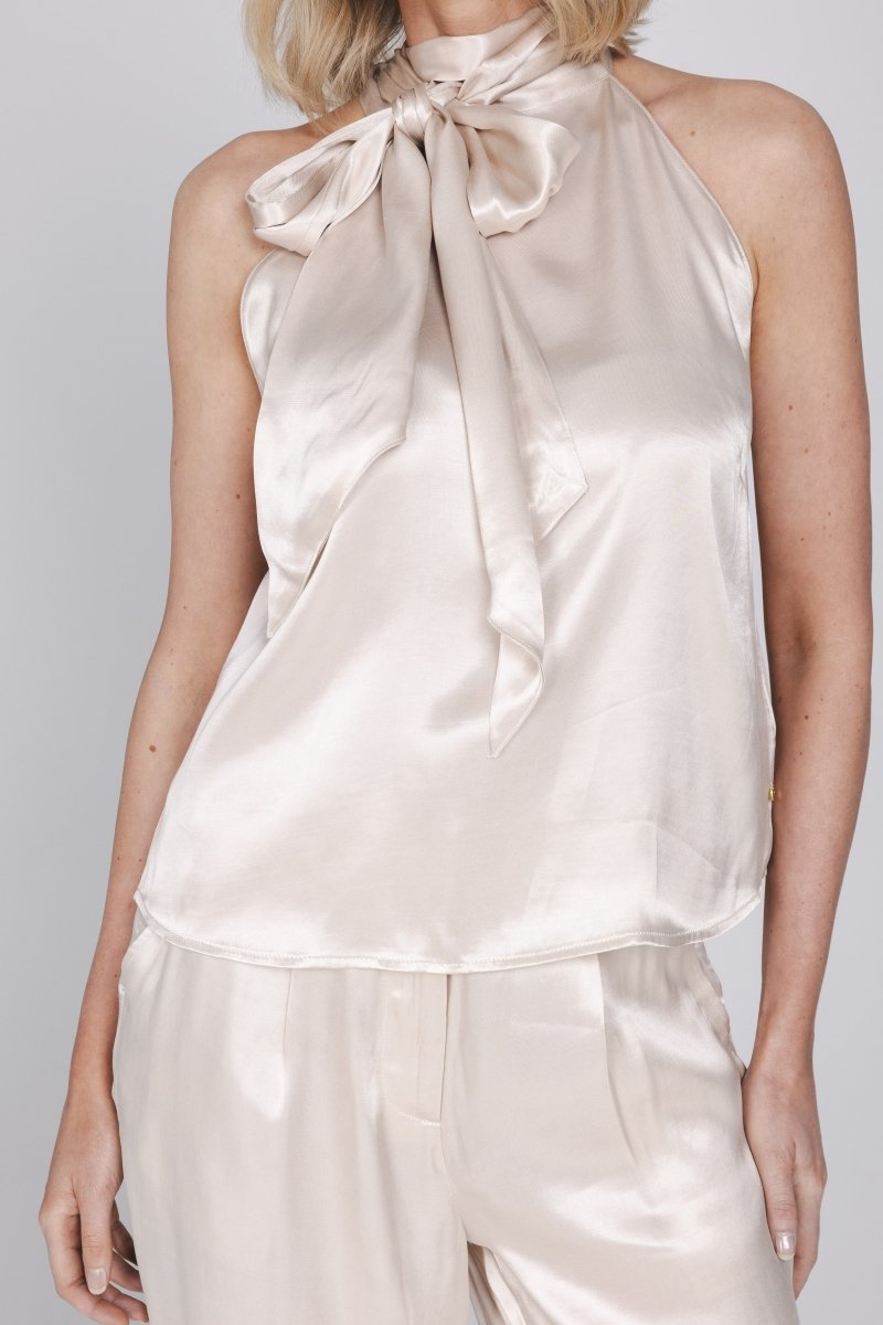 Champagnekleurige satijnen haltertop met een grote, volumineuze strik bij de | Accentil Flore Top Satin Pink | Jo&Co Club