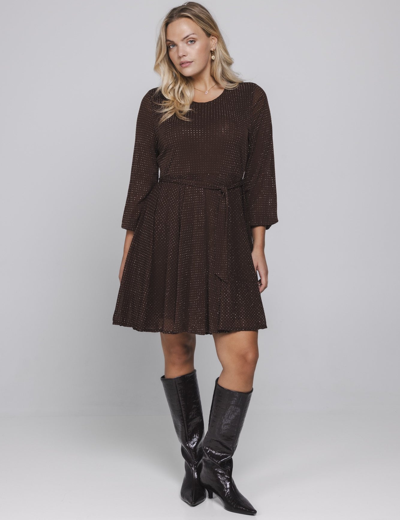 Glitter jurk Accentil Eleni in donkerbruin met pofmouwen en hoge laarzen | Jo&Co Club