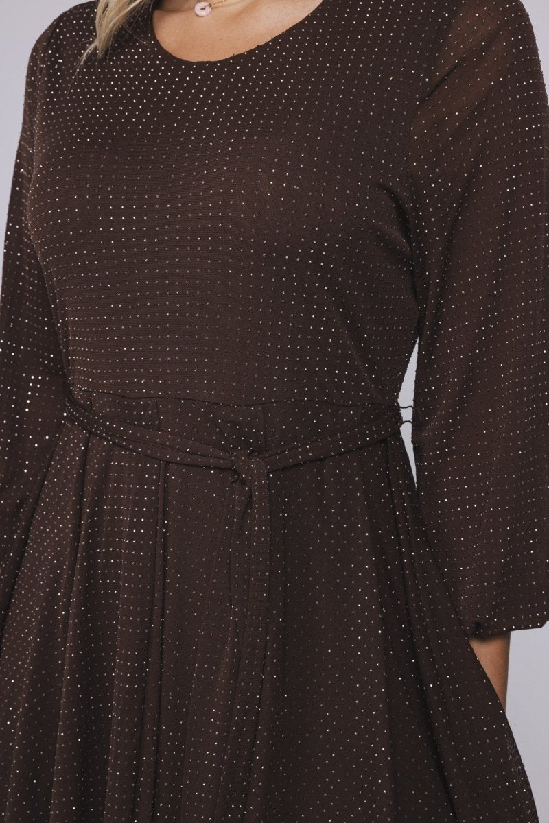 Detail glitter jurk Accentil Eleni – glinsterstipjes en strik in de taille | Jo&Co Club