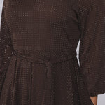 Detail glitter jurk Accentil Eleni – glinsterstipjes en strik in de taille | Jo&Co Club