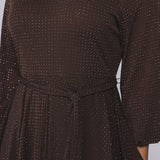 Detail glitter jurk Accentil Eleni – glinsterstipjes en strik in de taille | Jo&Co Club