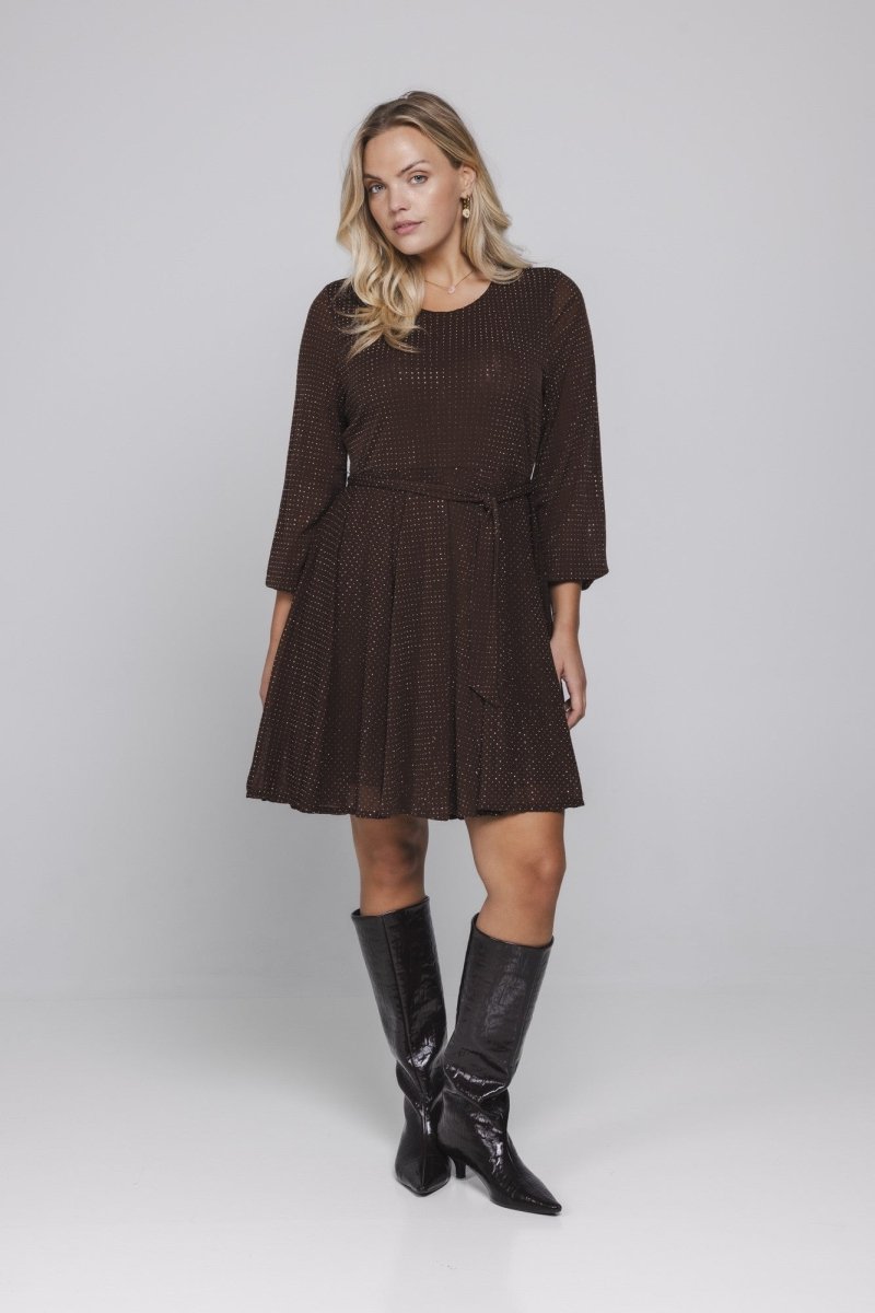 Glitter jurk Accentil Eleni in donkerbruin met pofmouwen en hoge laarzen | Jo&Co Club