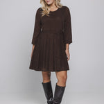 Glitter jurk Accentil Eleni in donkerbruin met pofmouwen en hoge laarzen | Jo&Co Club