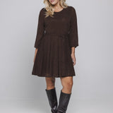 Glitter jurk Accentil Eleni in donkerbruin met pofmouwen en hoge laarzen | Jo&Co Club