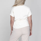 Een model, van achteren gefotografeerd, draagt een off-white blouse met | Accentil Jasmin Blouse Off White | Jo&Co Club